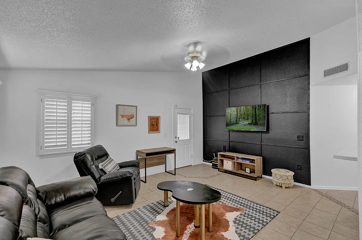 3 bed, 1341 sqft, $1,800 — Photo 4