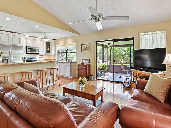3rd image of 15 Cedar Cir