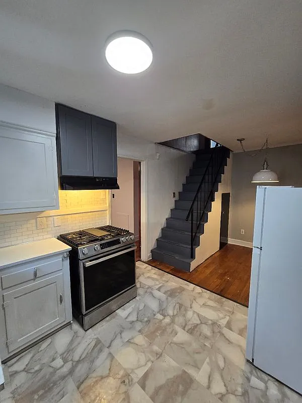 3 bed, 1.5 bath, 828 sqft, $900 — Photo 4