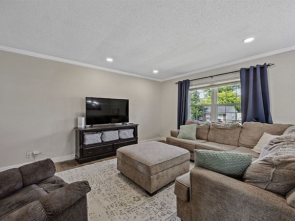 4th image of 6706 Boxwood Ln NE
