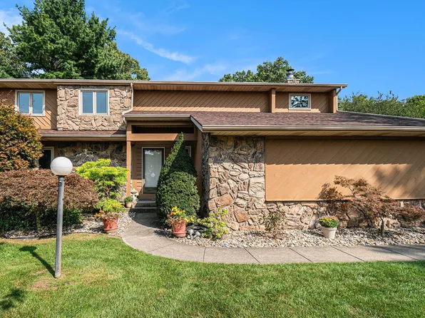 50722 Country Knolls Dr, Granger, IN 46530