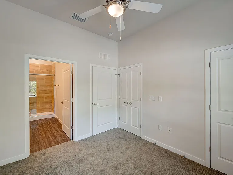 Metro 39 Apartments — Photo 17