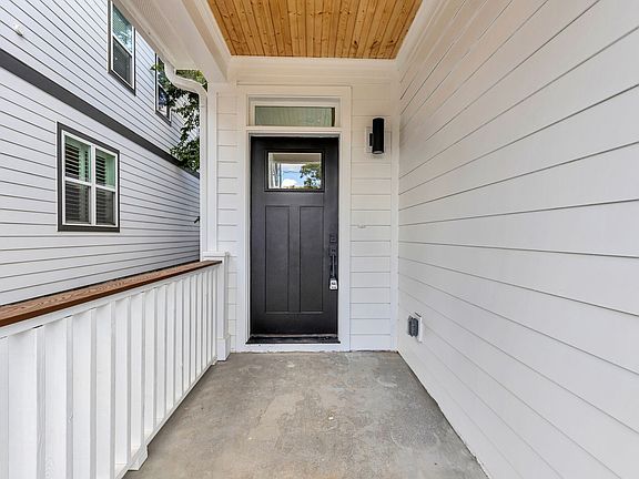 4th image of 405 Lovell St