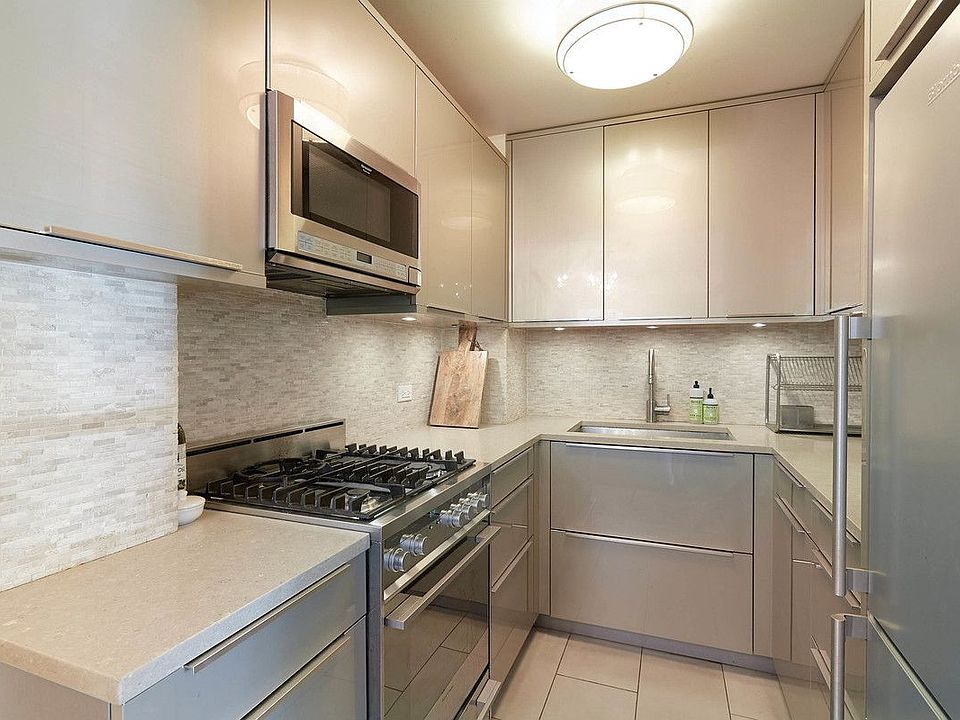 2nd image of 117 E 37th St APT 8D