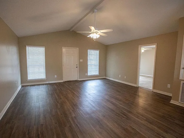 1220 Springfield Dr — Photo 6