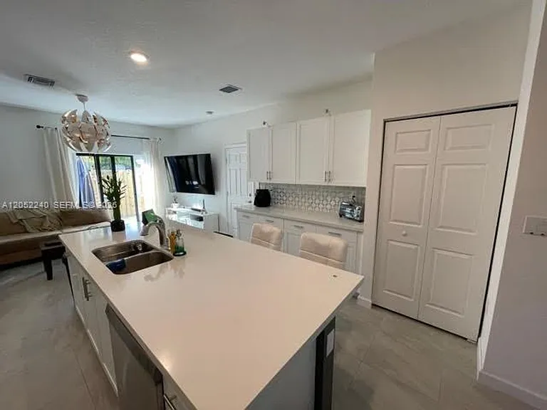 1524 SW 28th St #1524 — Photo 2