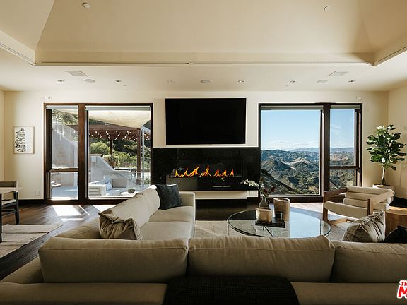 3rd image of 25155 Piuma Rd