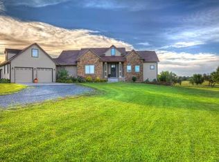30111 W Deerwood Cir, Garden Plain, KS 67050