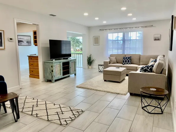 215 Bobolink Way Unit B, Naples, FL 34105