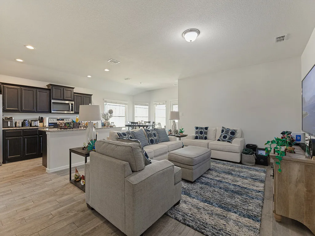 4 bed, 1776 sqft, $2,400 — Photo 3