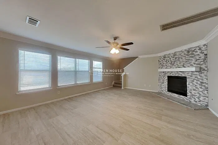 3 bed, 2.5 bath, 2455 sqft, $2,300 — Photo 3