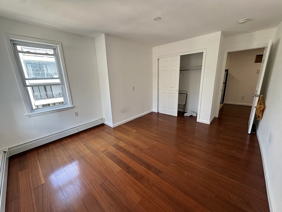 Building Photo - 61 Graham Ave #5