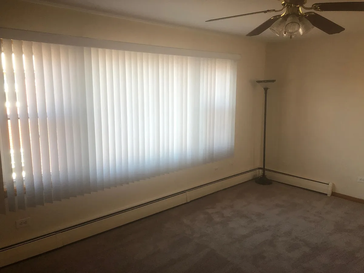 Building Photo - 10516 Lyman Ave #2W