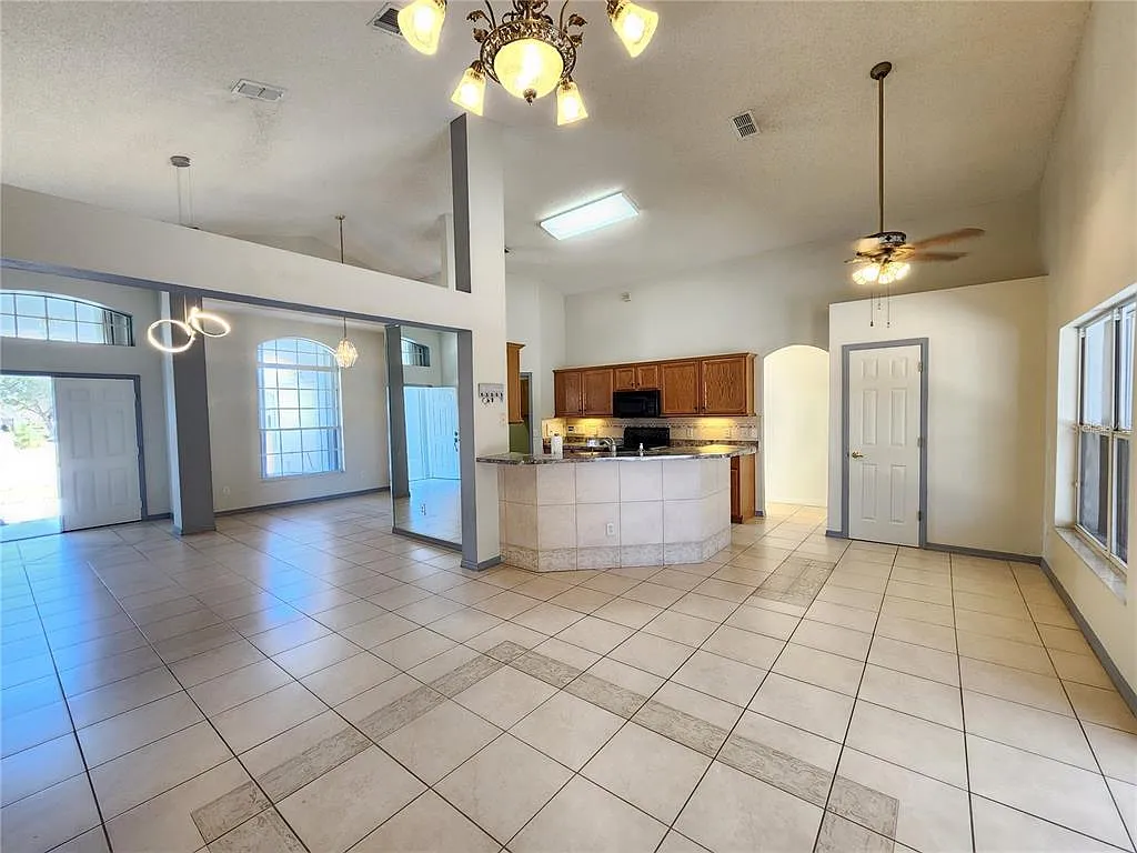 3 bed, 2.0 bath, 1632 sqft, $2,450 — Photo 4