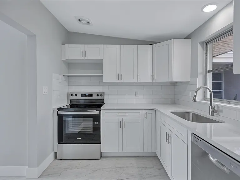 325 Capri Blvd #2 — Photo 8