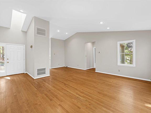 4th image of 640 Big Oak Rd