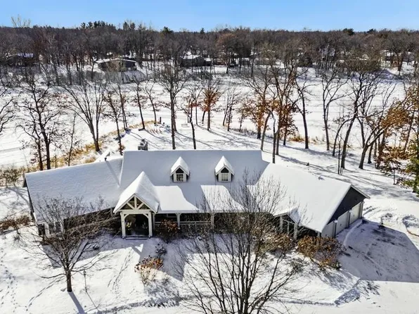 420 Emerald Ln, Mahtomedi, MN 55115