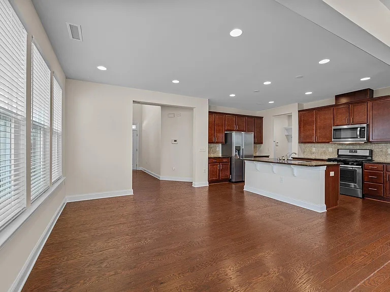 271 Begen St — Photo 15