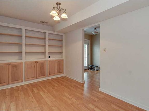 4th image of 2505 Dellwood Dr