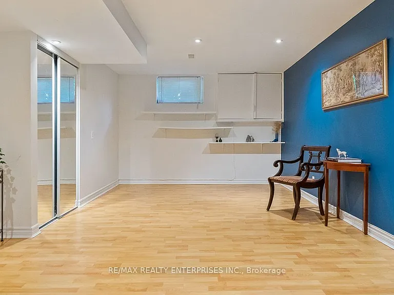 1373 Queen Victoria Ave — Photo 39