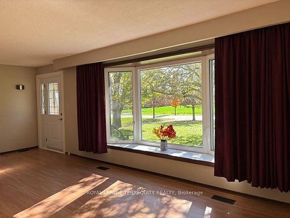 5th image of 320 Myrtle Rd E