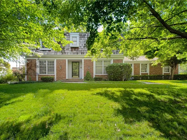 10300 Wenonga Ln, Leawood, KS 66206