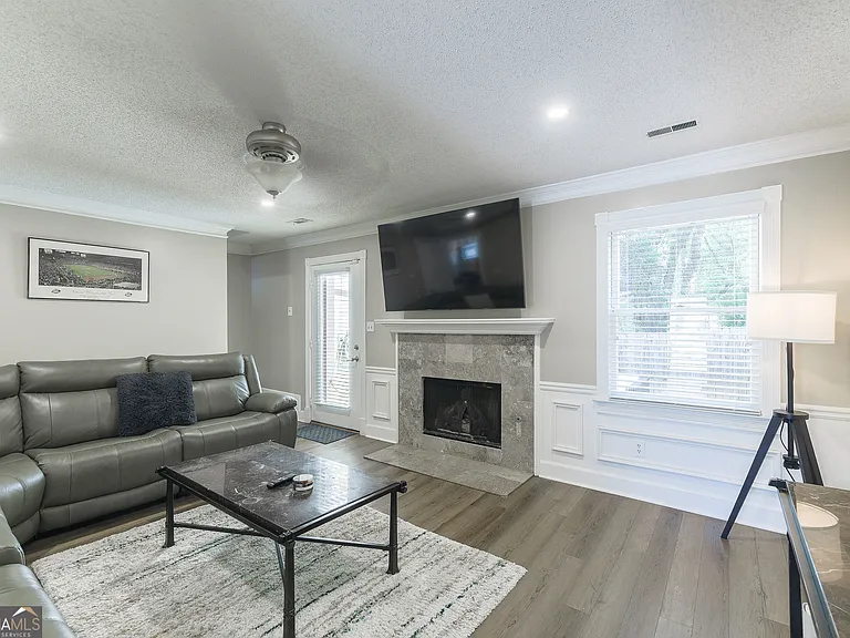 1022 Oaks Pkwy SE — Photo 4