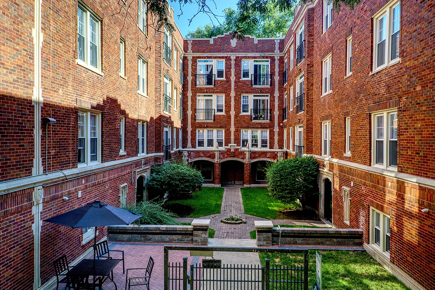 2 bed, 760 sqft, $2,118 — Photo 1