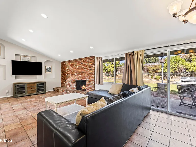 1217 Coventry Dr — Photo 4