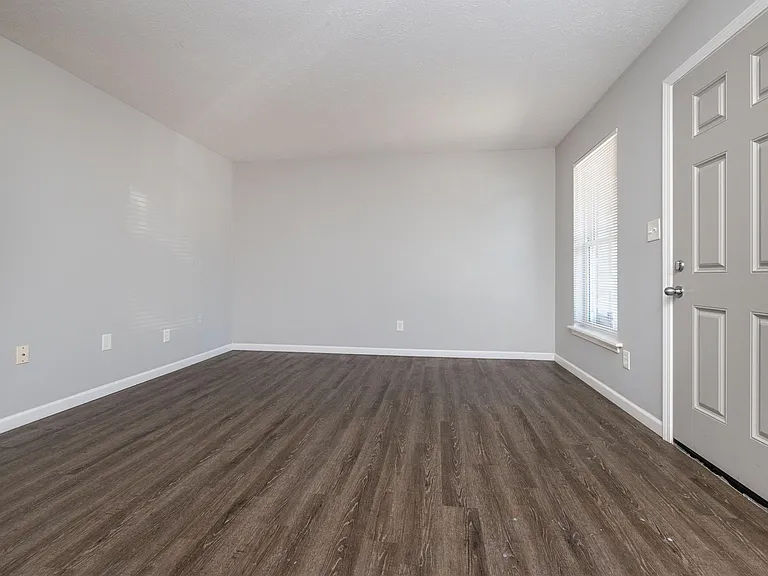 4806 Saddlebrook Ln — Photo 4