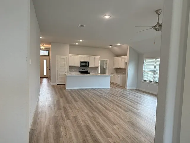 3 bed, 1889 sqft, $2,350 — Photo 4