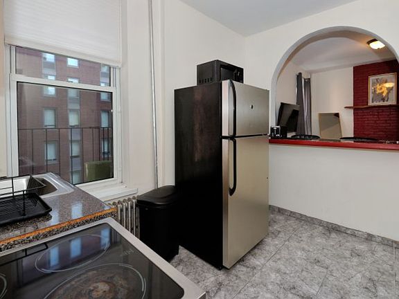 5th image of 302 E 92nd St #4A