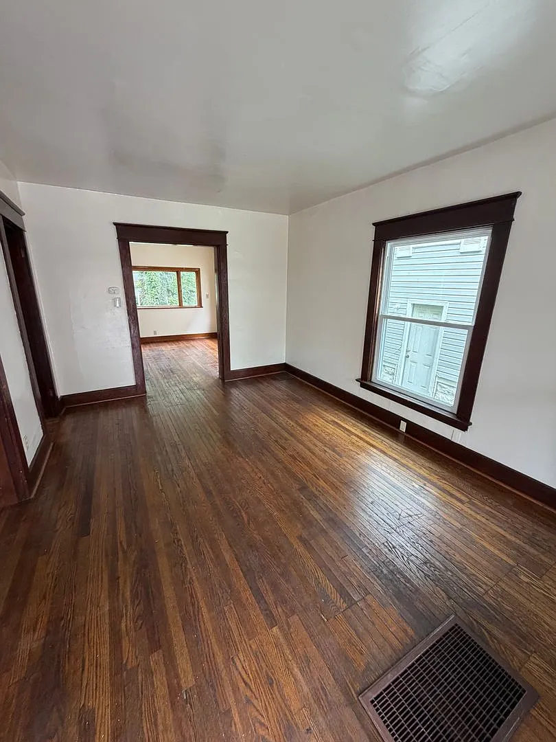 Large 4 Bedroom House — Photo 3