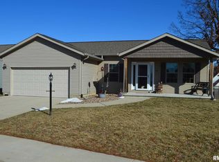 102 S Columbus St, North Pekin, IL 61554