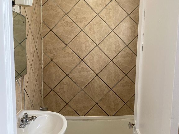 5th image of 3427 W Grace St APT 8
