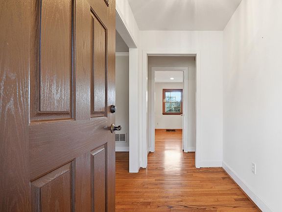 4th image of 401 Dellrose Cir
