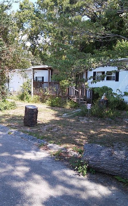 a gardener lives here! : 120 ft road frontage by 60 ft deep triangular shape, easy yard care!!