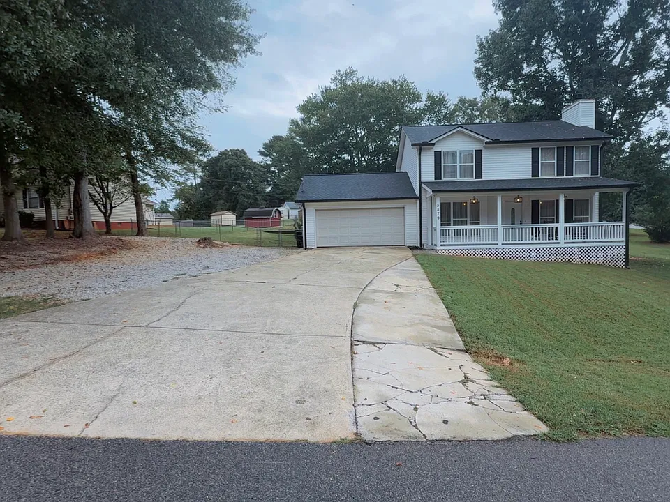 5579 Farm House Ln