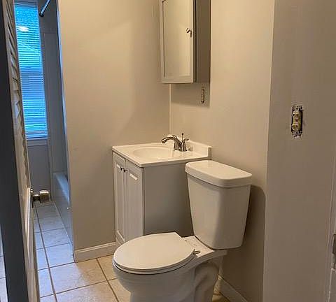 4th image of 162 Essex St #2