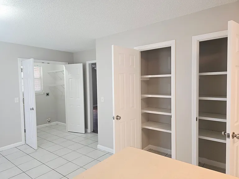 212 E Mell St — Photo 4