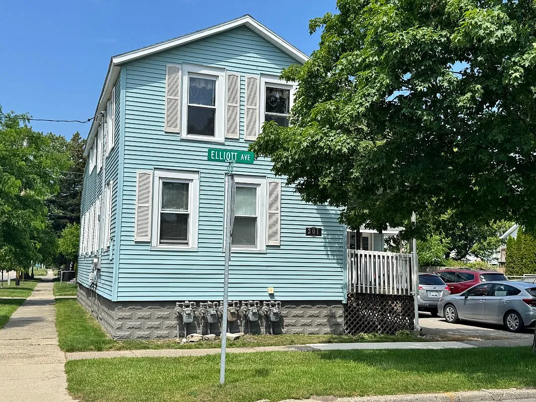 301 Elliott Ave — Photo 2