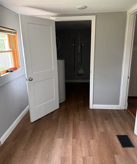 239 College St — Photo 2