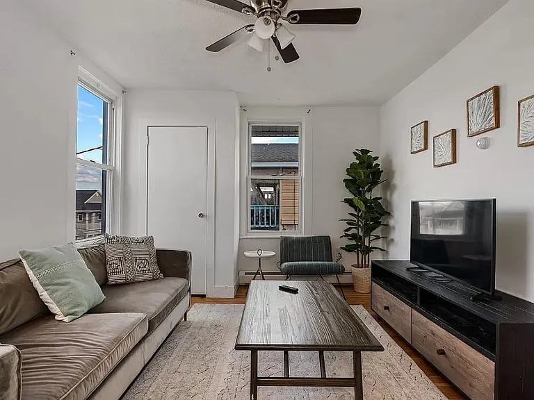 126 N Portland Ave — Photo 16
