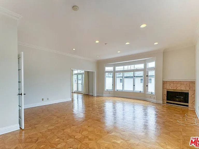 911 5th St #202 — Photo 2