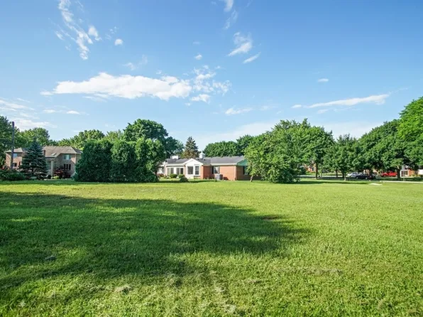 401 Lexington Dr, Schaumburg, IL 60173