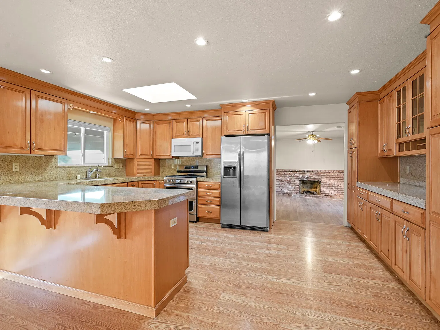 3 bed, 2.0 bath, 1458 sqft, $4,435 — Photo 4