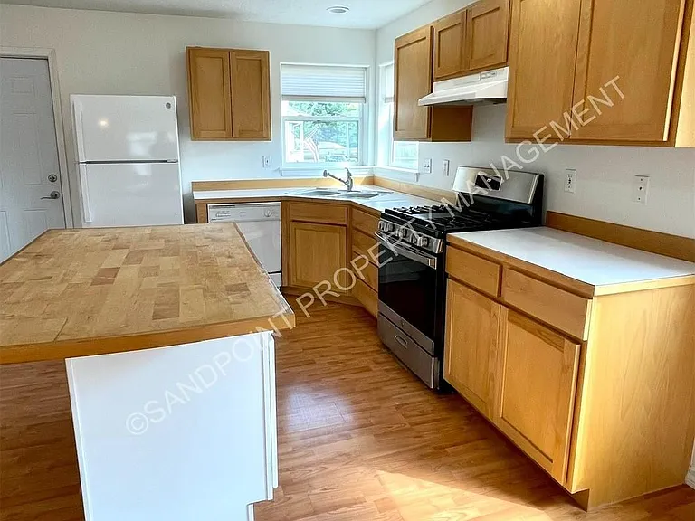 423 Louis Ln — Photo 13