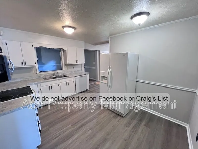 3 bed, 2.5 bath, 1618 sqft, $1,655 — Photo 3