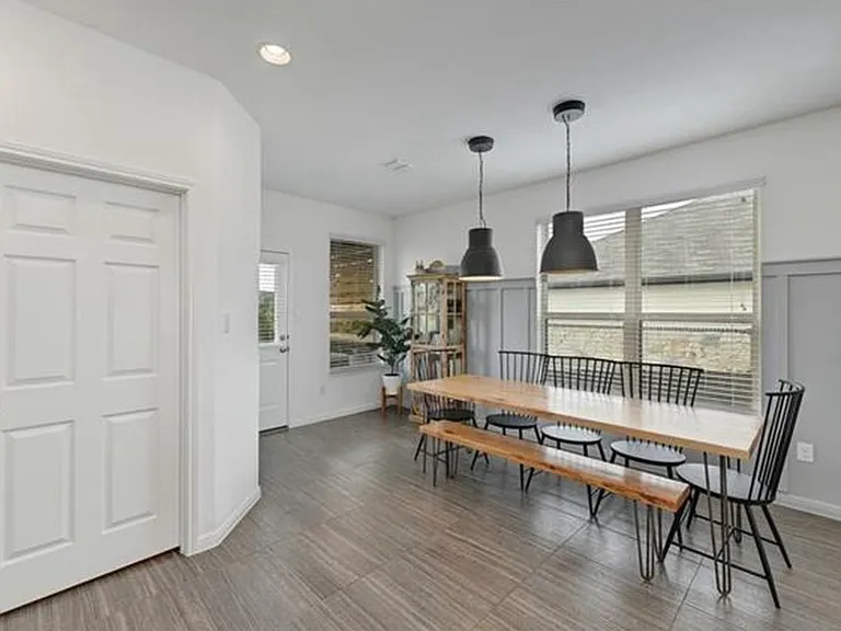 1404 Goldilocks Ln — Photo 9