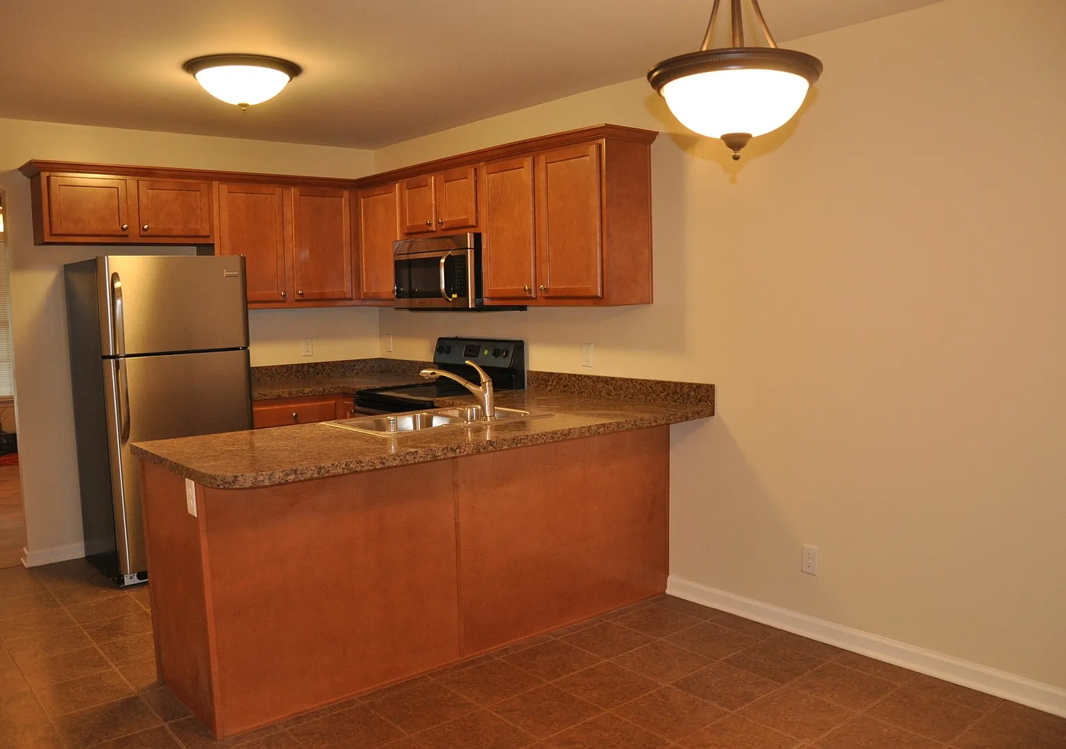 Big Brown - Walk to UK Pre-Leasing Now Fall Semester 2026 — Photo 4